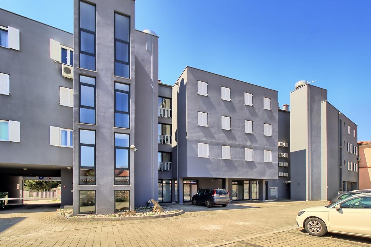 Summertime House With Apartment Умаг Экстерьер фото