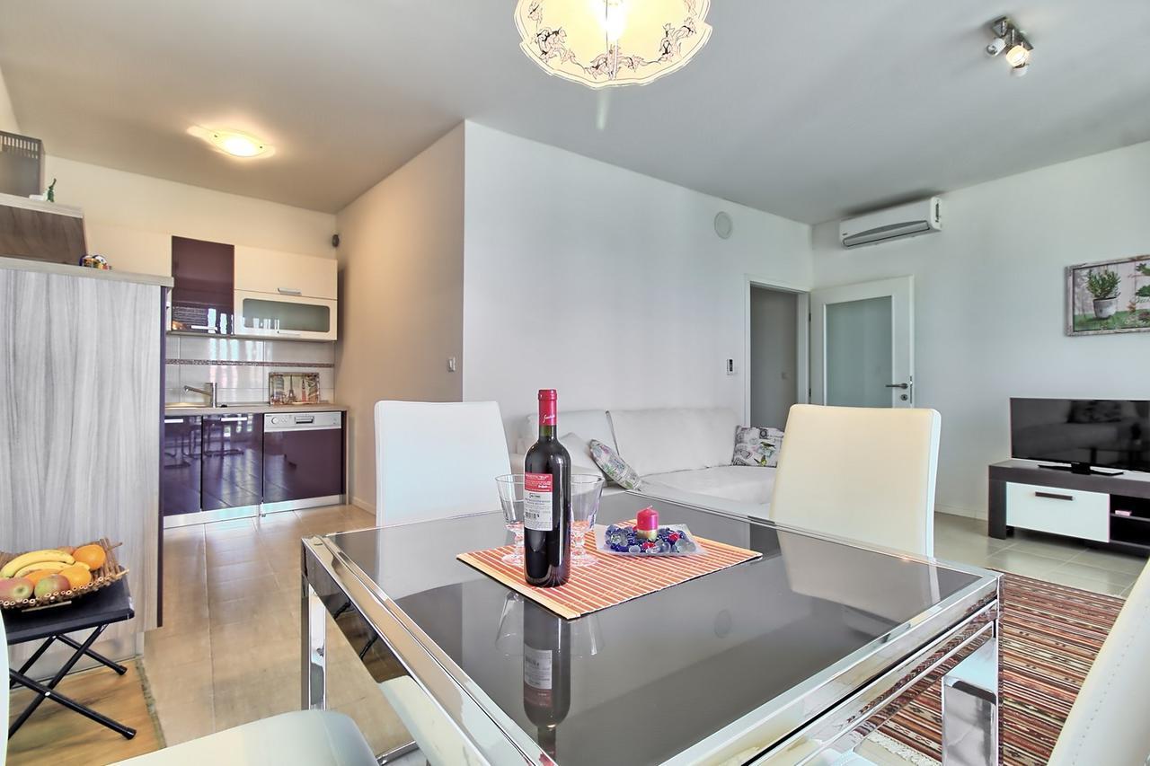 Summertime House With Apartment Умаг Экстерьер фото